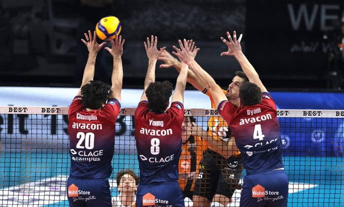 Moritz Reichert im Angriff, Ethan Champlin, Cole Young, Christopher Byam Zweikampf Spielszene Aktion Volleyball Bundesliga Herren Saison 2024 2026 12.11.2025 BR Volleys Berlin BRV vs SVG Lüneburg