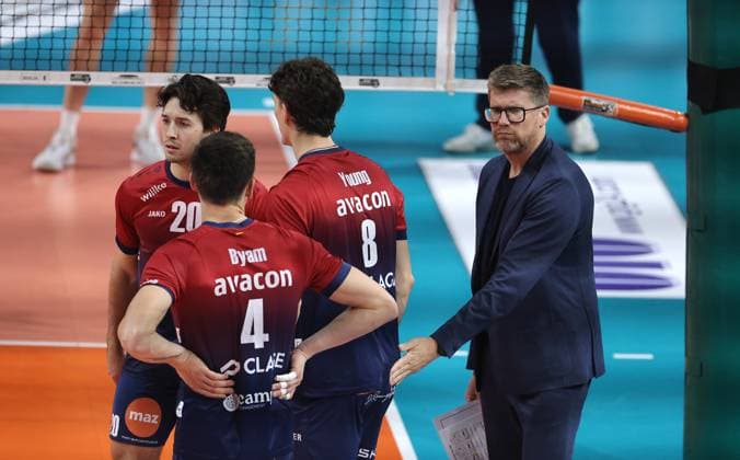re. Trainer Stefan Hübner redet mit Ethan Champlin, Christopher Byam, Cole Young Aktion Oberkörper Volleyball Bundesliga Herren Saison 2024 2026 12.11.2025 BR Volleys Berlin BRV vs SVG Lüneburg