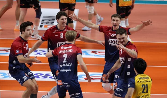 Ethan Champlin, Cole Young, Daniel Gruvaeus, Santeri Välimaa, Christopher Byam, Sho Takahashi jubelt nach Punktgewinn Freude Emotion Jubel Volleyball Bundesliga Herren Saison 2024 2026 12.11.2025 BR Volleys Berlin BRV vs SVG Lüneburg