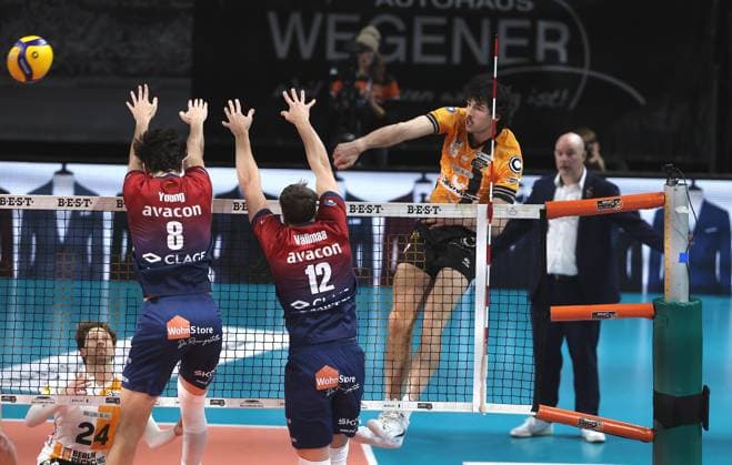 Nolan Flexen im Angriff, Cole Young, Santeri Välimaa Zweikampf Spielszene Aktion Volleyball Bundesliga Herren Saison 2024 2026 12.11.2025 BR Volleys Berlin BRV vs SVG Lüneburg