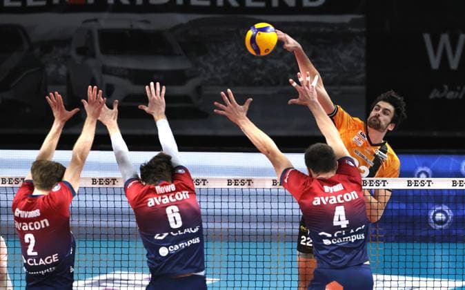 Jake Hanes im Angriff, Daniel Gruvaeus, Jackson Howe, Christopher Byam Zweikampf Spielszene Aktion Volleyball Bundesliga Herren Saison 2024 2026 12.11.2025 BR Volleys Berlin BRV vs SVG Lüneburg