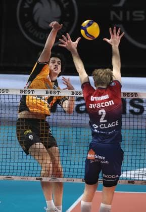 Nolan Flexen im Angriff, Daniel Gruvaeus Zweikampf Spielszene Aktion Volleyball Bundesliga Herren Saison 2024 2026 12.11.2025 BR Volleys Berlin BRV vs SVG Lüneburg