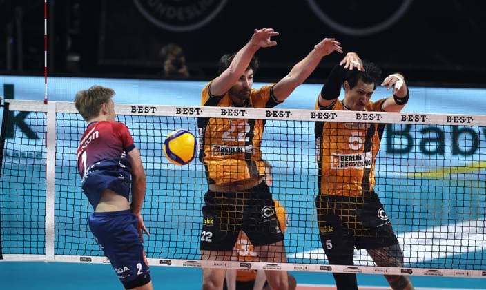 Daniel Gruvaeus im Angriff, Jake Hanes, Nehemiah Mote Zweikampf Spielszene Aktion Volleyball Bundesliga Herren Saison 2024 2026 12.11.2025 BR Volleys Berlin BRV vs SVG Lüneburg