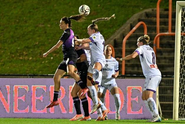 251112 RSC ANDERLECHT VS AUSTRIA WIEN Amelie Delabre (99) of Anderlecht pictured fighting for the ball with Virginia Kirchberger (13) of Austria Wien and Katharina Schiechtl (8) of Austria Wien during a female soccer game between RSC Anderlecht Women and FK Austria Wien in the first leg of the round of 16 of the 2025-2026 season of the Uefa Womens Europa Cup , on Wednesday 12 November 2025 in Deinze , Belgium . PHOTO SPORTPIX David Catry Deinze Burgemeester Van de Wielestadion Belgium  Copyright: xSportpix.bex xDavidxCatryxDavidxCatryx