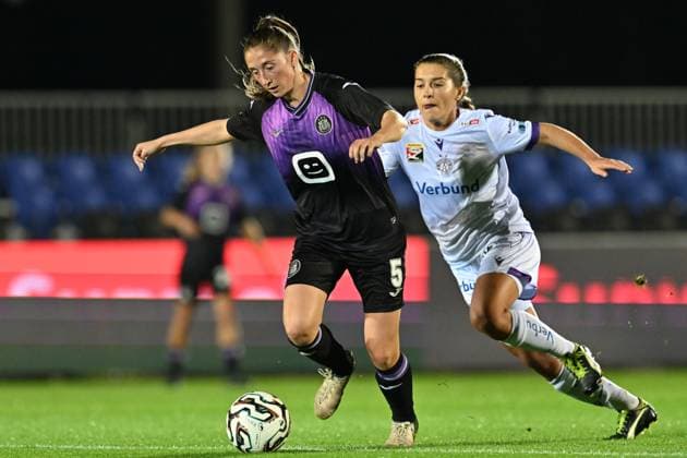 251112 RSC ANDERLECHT VS AUSTRIA WIEN Fran Meersman (5) of Anderlecht and Courtney Strode (9) of Austria Wien pictured during a female soccer game between RSC Anderlecht Women and FK Austria Wien in the first leg of the round of 16 of the 2025-2026 season of the Uefa Womens Europa Cup , on Wednesday 12 November 2025 in Deinze , Belgium . PHOTO SPORTPIX David Catry Deinze Burgemeester Van de Wielestadion Belgium  Copyright: xSportpix.bex xDavidxCatryxDavidxCatryx