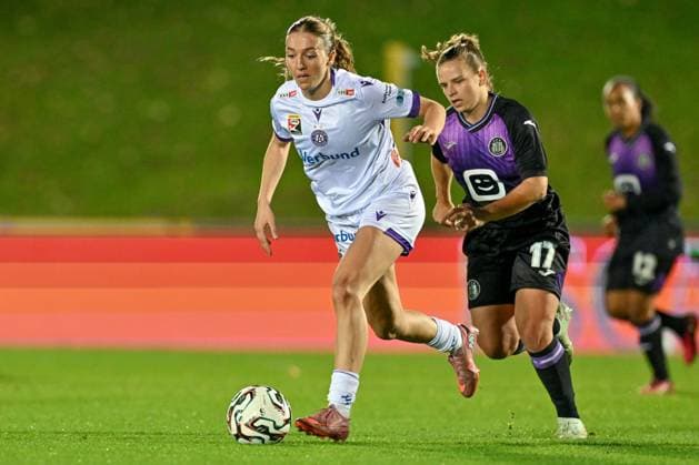 251112 RSC ANDERLECHT VS AUSTRIA WIEN Modesta Uka (22) of Austria Wien pictured with Karlijn Helsen (17) of Anderlecht during a female soccer game between RSC Anderlecht Women and FK Austria Wien in the first leg of the round of 16 of the 2025-2026 season of the Uefa Womens Europa Cup , on Wednesday 12 November 2025 in Deinze , Belgium . PHOTO SPORTPIX David Catry Deinze Burgemeester Van de Wielestadion Belgium  Copyright: xSportpix.bex xDavidxCatryxDavidxCatryx