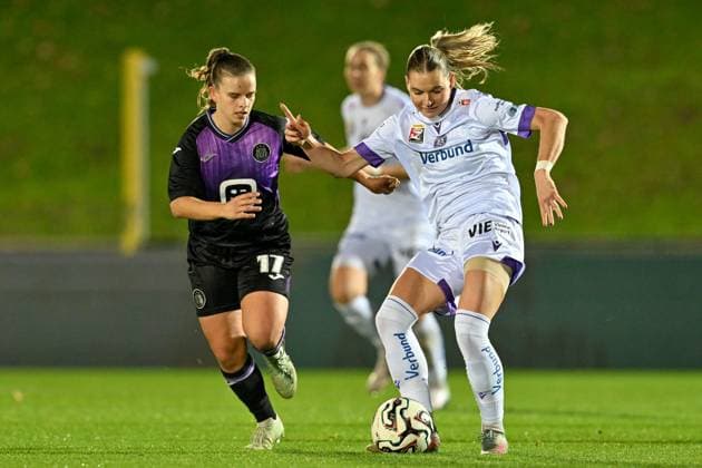251112 RSC ANDERLECHT VS AUSTRIA WIEN Karlijn Helsen (17) of Anderlecht pictured defending on Tatjana Weiss (5) of Austria Wien during a female soccer game between RSC Anderlecht Women and FK Austria Wien in the first leg of the round of 16 of the 2025-2026 season of the Uefa Womens Europa Cup , on Wednesday 12 November 2025 in Deinze , Belgium . PHOTO SPORTPIX David Catry Deinze Burgemeester Van de Wielestadion Belgium  Copyright: xSportpix.bex xDavidxCatryxDavidxCatryx