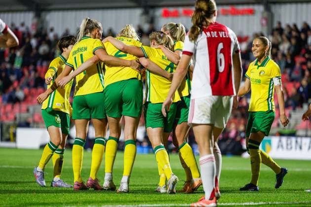 251112 Julie Blakstad of Hammarby celebrate with team mates after the 0-1 goal during the UEFA Women s Europa Cup between Ajax and Hammarby on November 12, 2025 in Amsterdam. Photo: Toon Dompeling BILDBYRAN kod XY XY0084 fotboll football soccer fotball europa cup ajax hammarby uefa womens europa cup dam bbeng jubel Copyright: TONxDOMPELING BB251112BB406