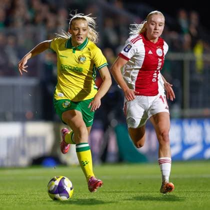 251112 Smilla Holmberg of Hammarby and Bo van Egmond of Ajax during the UEFA Women s Europa Cup between Ajax and Hammarby on November 12, 2025 in Amsterdam. Photo: Toon Dompeling BILDBYRAN kod XY XY0084 fotboll football soccer fotball europa cup ajax hammarby uefa womens europa cup dam bbeng Copyright: TONxDOMPELING BB251112BB418