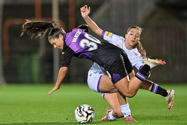 251112 RSC ANDERLECHT VS AUSTRIA WIEN Modesta Uka (22) of Austria Wien pictured defending on Luna Vanzeir (30) of Anderlecht during a female soccer game between RSC Anderlecht Women and FK Austria Wien in the first leg of the round of 16 of the 2025-2026 season of the Uefa Womens Europa Cup , on Wednesday 12 November 2025 in Deinze , Belgium . PHOTO SPORTPIX David Catry Deinze Burgemeester Van de Wielestadion Belgium  Copyright: xSportpix.bex xDavidxCatryxDavidxCatryx