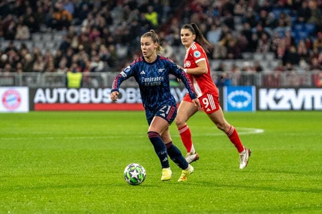 Victoria Pelova (21 Arsenal Women FC) in Aktion beim UEFA Womens Champions League Spiel FC Bayern München - Arsenal Women FC am 12.11.2025. München Allianz Arena Bayern Deutschland