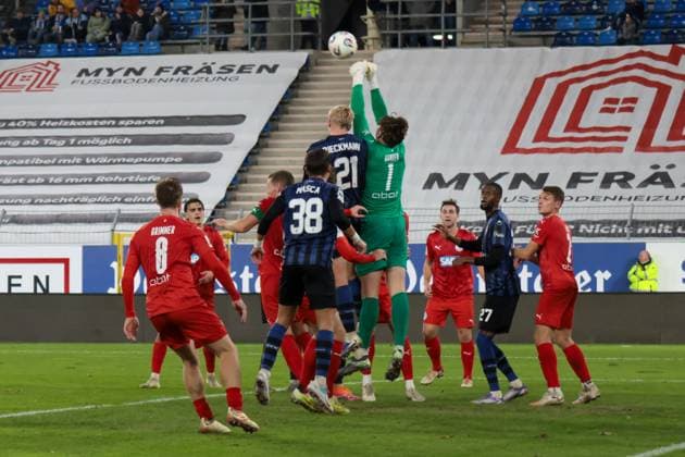 12.11.2025, xhettx, Fussball bfv-Rothaus Pokal 1 4 Finale, SV Waldhof Mannheim - FC Astoria Walldorf v.l. Tim Bjarne Hansen (FC Astoria Walldorf, 1) vor Julian Rieckmann (SV Waldhof Mannheim 07, 21) am Ball (DFL DFB REGULATIONS PROHIBIT ANY USE OF PHOTOGRAPHS as IMAGE SEQUENCES and or QUASI-VIDEO) Mannheim