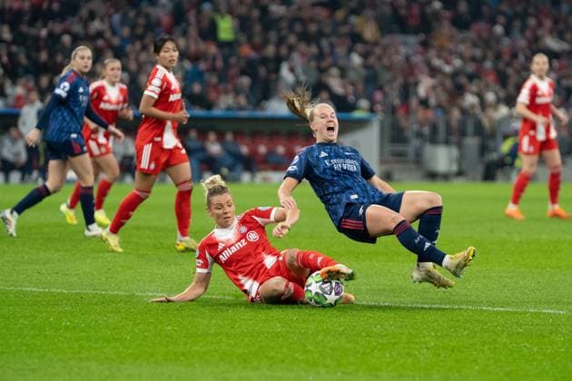 Linda Dallmann (10 FC Bayern) und Beth Mead (9 Arsenal Women FC) in Aktion beim UEFA Womens Champions League Spiel FC Bayern München - Arsenal Women FC am 12.11.2025. München Allianz Arena Bayern Deutschland