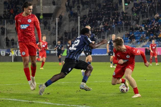 12.11.2025, xhettx, Fussball bfv-Rothaus Pokal 1 4 Finale, SV Waldhof Mannheim - FC Astoria Walldorf v.l. Kennedy Onyedika Okpala (SV Waldhof Mannheim 07, 32) zieht in die Mitte (DFL DFB REGULATIONS PROHIBIT ANY USE OF PHOTOGRAPHS as IMAGE SEQUENCES and or QUASI-VIDEO) Mannheim