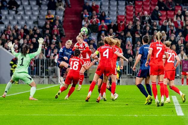 Kopfballabwehr von Lea Schueller (FC Bayern Muenchen Frauen, 11) vor dem Tor von Maria Luisa Grohs (Torfrau, FC Bayern Muenchen Frauen, 01) GER, FC Bayern Muenchen Frauen vs. Arsenal Woman FC, Fussball, Champions League Frauen, Ligaphase 3. Spieltag , Saison 2025 2026, 12.11.2025. GER, FC Bayern Muenchen Frauen vs. Arsenal Woman FC, Fussball, Champions League Frauen, Ligaphase 3. Spieltag , Saison 2025 2026, 12.11.2025. Muenchen Copyright: xEibner-Pressefoto FranzxFeinerx EP_HFR