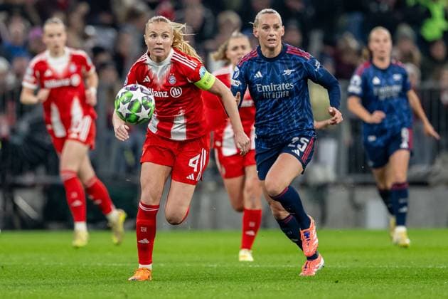 Kampf um den Ball Zweikampf zwischen Glodis Perla Viggosdottir (FC Bayern Muenchen Frauen, 04) und Stina Blackstenius (Arsenal Woman FC, 25) GER, FC Bayern Muenchen Frauen vs. Arsenal Woman FC, Fussball, Champions League Frauen, Ligaphase 3. Spieltag , Saison 2025 2026, 12.11.2025. GER, FC Bayern Muenchen Frauen vs. Arsenal Woman FC, Fussball, Champions League Frauen, Ligaphase 3. Spieltag , Saison 2025 2026, 12.11.2025. Muenchen Copyright: xEibner-Pressefoto HeikexFeinerx EP_HFR