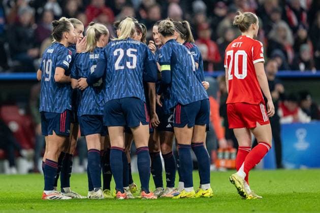 Die Englaenderinnen bejubeln mit Mariona Caldentey(Arsenal Woman FC, 8) deren Tor zum 0:2, Franziska Kett (FC Bayern Muenchen Frauen, 20) ist bedient GER, FC Bayern Muenchen Frauen vs. Arsenal Woman FC, Fussball, Champions League Frauen, Ligaphase 3. Spieltag , Saison 2025 2026, 12.11.2025. GER, FC Bayern Muenchen Frauen vs. Arsenal Woman FC, Fussball, Champions League Frauen, Ligaphase 3. Spieltag , Saison 2025 2026, 12.11.2025. Muenchen Copyright: xEibner-Pressefoto HeikexFeinerx EP_HFR