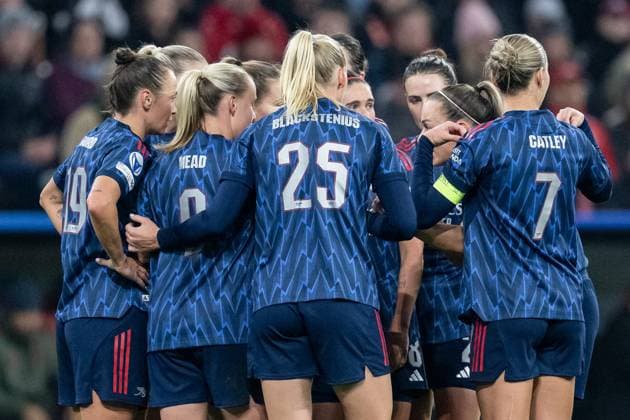 Die Englaenderinnen bejubeln mit Mariona Caldentey(Arsenal Woman FC, 8) deren Tor zum 0:2 GER, FC Bayern Muenchen Frauen vs. Arsenal Woman FC, Fussball, Champions League Frauen, Ligaphase 3. Spieltag , Saison 2025 2026, 12.11.2025. GER, FC Bayern Muenchen Frauen vs. Arsenal Woman FC, Fussball, Champions League Frauen, Ligaphase 3. Spieltag , Saison 2025 2026, 12.11.2025. Muenchen Copyright: xEibner-Pressefoto HeikexFeinerx EP_HFR