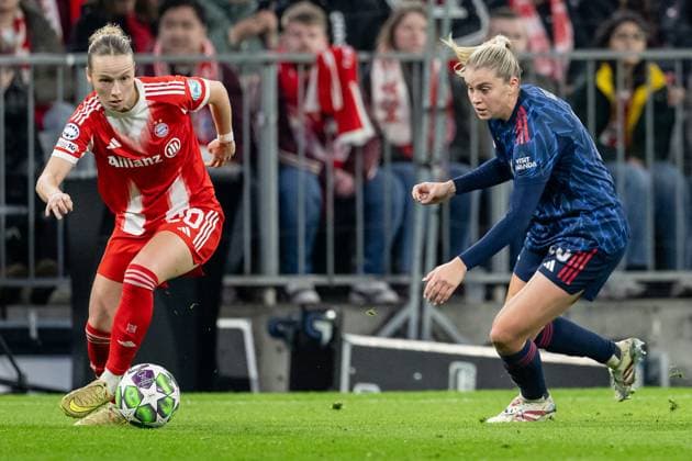 Franziska Kett (FC Bayern Muenchen Frauen, 20) gegen Alessia Russo (Arsenal Woman FC, 23) GER, FC Bayern Muenchen Frauen vs. Arsenal Woman FC, Fussball, Champions League Frauen, Ligaphase 3. Spieltag , Saison 2025 2026, 12.11.2025. GER, FC Bayern Muenchen Frauen vs. Arsenal Woman FC, Fussball, Champions League Frauen, Ligaphase 3. Spieltag , Saison 2025 2026, 12.11.2025. Muenchen Copyright: xEibner-Pressefoto HeikexFeinerx EP_HFR