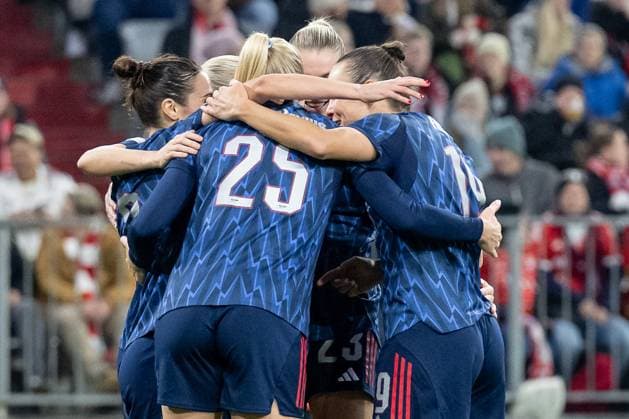 Die Englaenderinnen bejubeln mit Emily Fox (Arsenal Woman FC, 2) deren Tor zum 0:1 GER, FC Bayern Muenchen Frauen vs. Arsenal Woman FC, Fussball, Champions League Frauen, Ligaphase 3. Spieltag , Saison 2025 2026, 12.11.2025. GER, FC Bayern Muenchen Frauen vs. Arsenal Woman FC, Fussball, Champions League Frauen, Ligaphase 3. Spieltag , Saison 2025 2026, 12.11.2025. Muenchen Copyright: xEibner-Pressefoto HeikexFeinerx EP_HFR