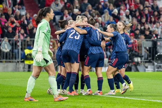 Die Englaenderinnen bejubeln mit Emily Fox (Arsenal Woman FC, 2) deren Tor zum 0:1, Maria Luisa Grohs (Torfrau, FC Bayern Muenchen Frauen, 01) ist dementsprechend bedient GER, FC Bayern Muenchen Frauen vs. Arsenal Woman FC, Fussball, Champions League Frauen, Ligaphase 3. Spieltag , Saison 2025 2026, 12.11.2025. GER, FC Bayern Muenchen Frauen vs. Arsenal Woman FC, Fussball, Champions League Frauen, Ligaphase 3. Spieltag , Saison 2025 2026, 12.11.2025. Muenchen Copyright: xEibner-Pressefoto HeikexFeinerx EP_HFR