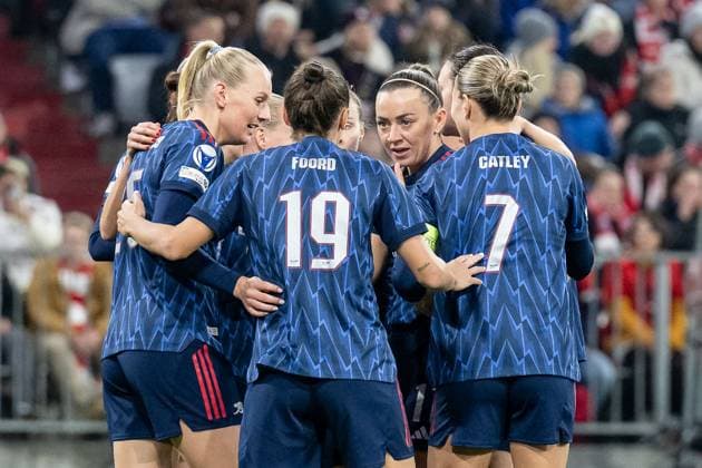 Die Englaenderinnen bejubeln mit Emily Fox (Arsenal Woman FC, 2) deren Tor zum 0:1 GER, FC Bayern Muenchen Frauen vs. Arsenal Woman FC, Fussball, Champions League Frauen, Ligaphase 3. Spieltag , Saison 2025 2026, 12.11.2025. GER, FC Bayern Muenchen Frauen vs. Arsenal Woman FC, Fussball, Champions League Frauen, Ligaphase 3. Spieltag , Saison 2025 2026, 12.11.2025. Muenchen Copyright: xEibner-Pressefoto HeikexFeinerx EP_HFR