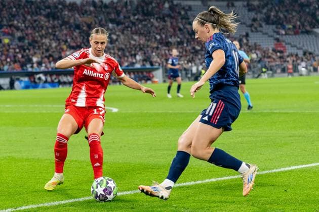Kampf um den Ball Zweikampf zwischen Klara Buehl (FC Bayern Muenchen Frauen, 17) und Katie McCabe (Arsenal Woman FC, 11) GER, FC Bayern Muenchen Frauen vs. Arsenal Woman FC, Fussball, Champions League Frauen, Ligaphase 3. Spieltag , Saison 2025 2026, 12.11.2025. GER, FC Bayern Muenchen Frauen vs. Arsenal Woman FC, Fussball, Champions League Frauen, Ligaphase 3. Spieltag , Saison 2025 2026, 12.11.2025. Muenchen Copyright: xEibner-Pressefoto HeikexFeinerx EP_HFR