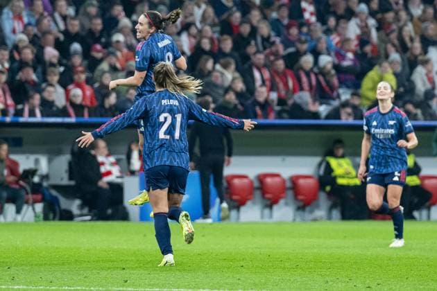 Victoria Pelova (Arsenal Woman FC, 21) bejubelt mit Mariona Caldentey(Arsenal Woman FC, 8) deren Tor zum 0:2 GER, FC Bayern Muenchen Frauen vs. Arsenal Woman FC, Fussball, Champions League Frauen, Ligaphase 3. Spieltag , Saison 2025 2026, 12.11.2025. GER, FC Bayern Muenchen Frauen vs. Arsenal Woman FC, Fussball, Champions League Frauen, Ligaphase 3. Spieltag , Saison 2025 2026, 12.11.2025. Muenchen Copyright: xEibner-Pressefoto HeikexFeinerx EP_HFR
