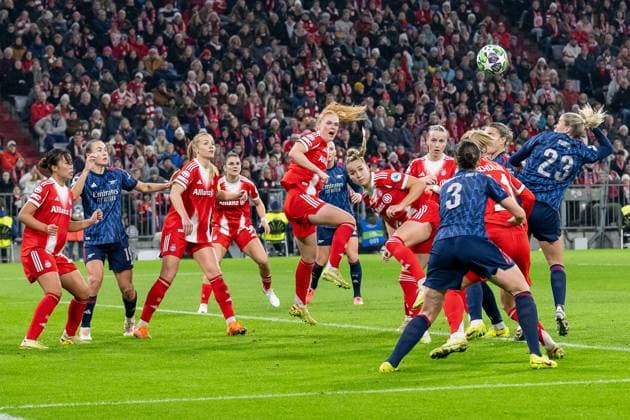 Abwehrarbeit beim FC Bayern GER, FC Bayern Muenchen Frauen vs. Arsenal Woman FC, Fussball, Champions League Frauen, Ligaphase 3. Spieltag , Saison 2025 2026, 12.11.2025. GER, FC Bayern Muenchen Frauen vs. Arsenal Woman FC, Fussball, Champions League Frauen, Ligaphase 3. Spieltag , Saison 2025 2026, 12.11.2025. Muenchen Copyright: xEibner-Pressefoto HeikexFeinerx EP_HFR