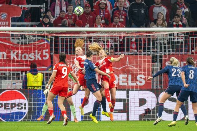 Stine Ballisager Pedersen 3 (FC Bayern Muenchen Frauen), Glodis Perla Viggosdottir 4 (FC Bayern Muenchen Frauen) wehren Ball vor den Tor ab, FC Bayern Frauen Muenchen - FC Arsenal, Champions League 3. Spieltag, 12.11.25 DFB regulations prohibit any use of photographs as image sequences and or quasi-video. (kolbert-press) Muenchen Bayern Deutschland
