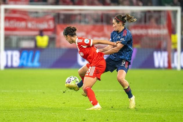 Momoko Tanikawa 18 (FC Bayern Muenchen Frauen) im Zweikampf mit Mariona Caldentey 8 (FC Arsenal WFC), FC Bayern Frauen Muenchen - FC Arsenal, Champions League 3. Spieltag, 12.11.25 DFB regulations prohibit any use of photographs as image sequences and or quasi-video. (kolbert-press) Muenchen Bayern Deutschland