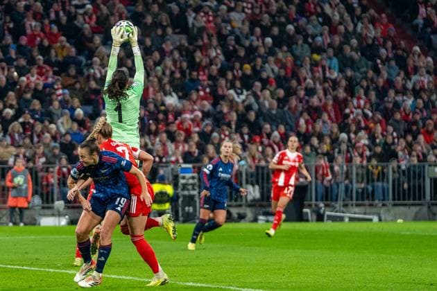 Maria Luisa Grohs (1 Bayern) in Aktion beim UEFA Womens Champions League Spiel FC Bayern München - Arsenal Women FC am 12.11.2025. München Allianz Arena Bayern Deutschland