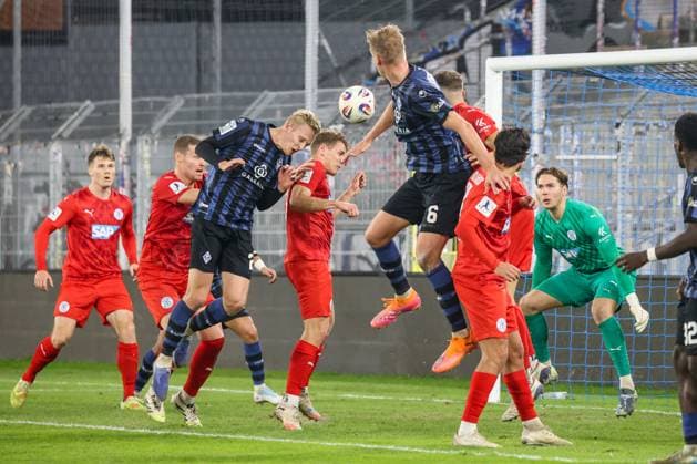 Julian Rieckmann (SV Waldhof Mannheim, 21) beim Kopfball Fussball: bfv-Rothaus-Pokal, Viertelfinale, SV Waldhof Mannheim vs. FC-Astoria Walldorf am 12.11.2025 in Mannheim (Carl-Benz-Stadion), Deutschland Mannheim Carl-Benz-Stadion Deutschland Copyright: xFranzxReindelx