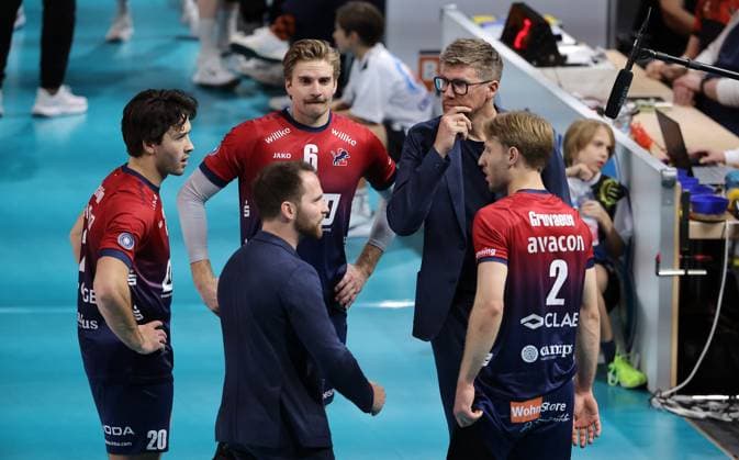 Ethan Champlin, Jackson Howe, Trainer Stefan Hübner nachdenklich, Daniel Gruvaeus Aktion Oberkörper Volleyball Bundesliga Herren Saison 2024 2026 12.11.2025 BR Volleys Berlin BRV vs SVG Lüneburg