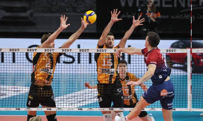 Christopher Byam im Angriff, Matthew Knigge, Moritz Reichert Zweikampf Spielszene Aktion Volleyball Bundesliga Herren Saison 2024 2026 12.11.2025 BR Volleys Berlin BRV vs SVG Lüneburg