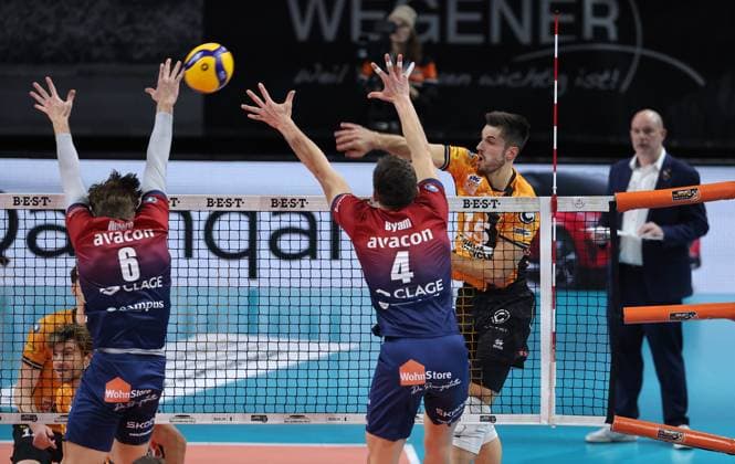 Jackson Howe, Christopher Byam, Moritz Reichert im Angriff Zweikampf Spielszene Aktion Volleyball Bundesliga Herren Saison 2024 2026 12.11.2025 BR Volleys Berlin BRV vs SVG Lüneburg