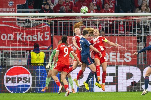 Stine Ballisager Pedersen 3 (FC Bayern Muenchen Frauen), Glodis Perla Viggosdottir 4 (FC Bayern Muenchen Frauen) wehren Ball vor den Tor ab, FC Bayern Frauen Muenchen - FC Arsenal, Champions League 3. Spieltag, 12.11.25 DFB regulations prohibit any use of photographs as image sequences and or quasi-video. (kolbert-press) Muenchen Bayern Deutschland
