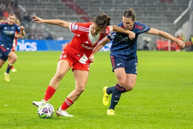 Jovana Damnjanovic 9 (FC Bayern Muenchen Frauen) im Zweikampf mit Lotte Wubben-Moy 3 (FC Arsenal WFC), FC Bayern Frauen Muenchen - FC Arsenal, Champions League 3. Spieltag, 12.11.25 DFB regulations prohibit any use of photographs as image sequences and or quasi-video. (kolbert-press) Muenchen Bayern Deutschland
