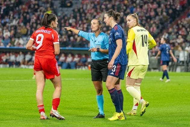 Jovana Damnjanovic 9 (FC Bayern Muenchen Frauen) in Diskussion mit der Schiedsrichterin, Lotte Wubben-Moy 3 (FC Arsenal WFC), Daphne Van Domselaar 14 (FC Arsenal WFC), FC Bayern Frauen Muenchen - FC Arsenal, Champions League 3. Spieltag, 12.11.25 DFB regulations prohibit any use of photographs as image sequences and or quasi-video. (kolbert-press) Muenchen Bayern Deutschland