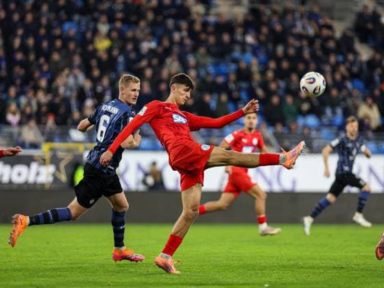 Konrad Riehle (FC-Astoria Walldorf, 14) am Ball beim BfV Pokal-Viertelfinale: SV Waldhof Mannheim - FC-Astoria Walldorf am 12.11.25 in Carl Benz Stadion, Mannheim xamx Foto: Alfio Marino