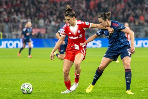 Jovana Damnjanovic 9 (FC Bayern Muenchen Frauen) im Zweikampf mit Lotte Wubben-Moy 3 (FC Arsenal WFC), FC Bayern Frauen Muenchen - FC Arsenal, Champions League 3. Spieltag, 12.11.25 DFB regulations prohibit any use of photographs as image sequences and or quasi-video. (kolbert-press) Muenchen Bayern Deutschland