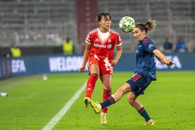 Momoko Tanikawa 18 (FC Bayern Muenchen Frauen) im Zweikampf mit Mariona Caldentey 8 (FC Arsenal WFC), FC Bayern Frauen Muenchen - FC Arsenal, Champions League 3. Spieltag, 12.11.25 DFB regulations prohibit any use of photographs as image sequences and or quasi-video. (kolbert-press) Muenchen Bayern Deutschland