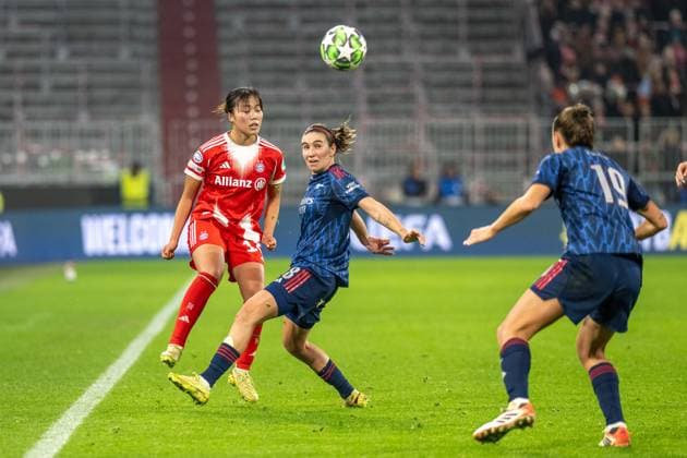 Momoko Tanikawa 18 (FC Bayern Muenchen Frauen) im Zweikampf mit Mariona Caldentey 8 (FC Arsenal WFC), FC Bayern Frauen Muenchen - FC Arsenal, Champions League 3. Spieltag, 12.11.25 DFB regulations prohibit any use of photographs as image sequences and or quasi-video. (kolbert-press) Muenchen Bayern Deutschland