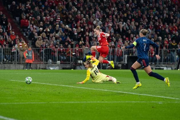 Alara Sehitler (14 Bayern) mit dem Torschuss zum 1-2 beim UEFA Womens Champions League Spiel FC Bayern München - Arsenal Women FC am 12.11.2025. München Allianz Arena Bayern Deutschland