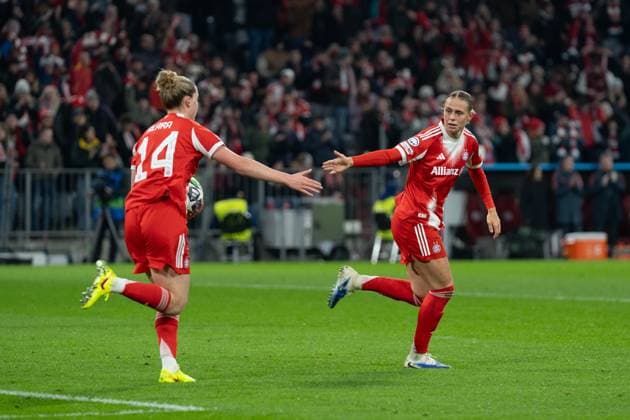 Alara Sehitler (14 Bayern) und Klara Bühl (17 FC Bayern) jubeln über das Tor zum 1-2 beim UEFA Womens Champions League Spiel FC Bayern München - Arsenal Women FC am 12.11.2025. München Allianz Arena Bayern Deutschland