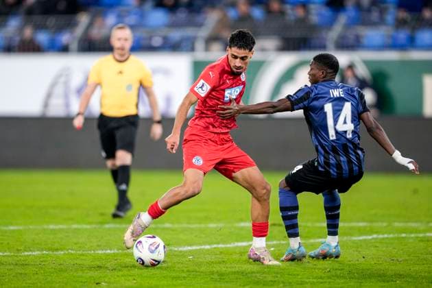 v.li.: Muhammed Yasin Batuhan Zor (FC Astoria, 37), Emmanuel Iwe (SVWM, 14), Zweikampf, Spielszene, Duell, duel, tackle, tackling, Dynamik, Action, Aktion, 12.11.2025, Mannheim (Deutschland), Fussball, bfv-Rothaus-Pokal, Viertelfinale, SV Waldhof Mannheim - FC-Astoria Walldorf, DFB DFL REGULATIONS PROHIBIT ANY USE OF PHOTOGRAPHS AS IMAGE SEQUENCES AND OR QUASI-VIDEO.