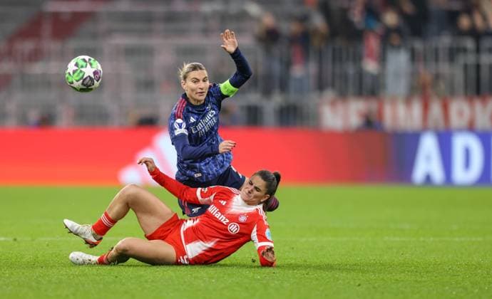DEU, München, FC Bayern München vs Arsenal London, Women s Champions League, UEFA, Saison 2526, Allianz Arena, 3. Spieltag im Bild v.l.n.r: Steph Catley (Arsenal London 7), Jovana DamnjanoviÄ‡ (Bayern München 9), Zweikampf DFB DFL REGULATIONS PROHIBIT ANY USE OF PHOTOGRAPHS AS IMAGE SEQUENCES AND OR QUASI-VIDEO, 12.11.2025 Copyright: HMBxMedia HendrikxHamelau