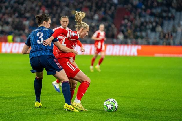 Lotte Wubben‘Moy (3 Arsenal Women FC) und Lea Schüller (11 Bayern) in Aktion beim UEFA Womens Champions League Spiel FC Bayern München - Arsenal Women FC am 12.11.2025. München Allianz Arena Bayern Deutschland