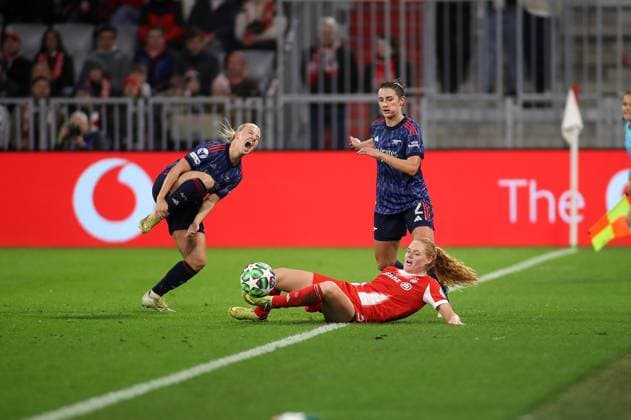 Fussball, Frauen, Frauen Champions League, 3.Spieltag, Saison 2025 2026, FC Bayern München - FC Arsenal, Allianz Arena Beth Mead (FC Arsenal) (li.) wird gefoult schreit vor schmezr hier mit Stine Ballisager (FC Bayern München) (re.) recht spielt den Ball Zweikampf