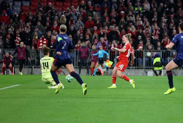 Fussball, Frauen, Frauen Champions League, 3.Spieltag, Saison 2025 2026, FC Bayern München - FC Arsenal, Allianz Arena Das 2:1 durch Alara Sehitler (FC Bayern München) Tor, Anschlusstreffer, hier gegen Kepperin Daphne van Domselaar (FC Arsenal) (li.)